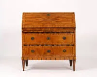 Secrétaire à abattant incliné classique, Louis XVI, sud-ouest de l'Allemagne, vers 1790, placage de noyer, incrustations, corps à façade légèrement arrondie sur pieds carrés coniques