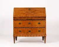 Classicistisch schuin secretaire, Louis XVI, Zuidwest-Duitsland, circa 1790, notenhout fineer, bandinleg, corpus met licht afgeronde front op taps toelopende vierkante poten