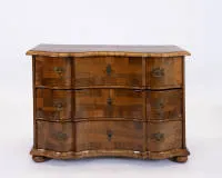 Baroque commode, Central Germany, circa 1750, walnut, oak etc., three-drawer carcass with serpentine and double-broken front under correspondingly profiled top, flattened ball feet