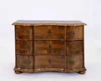 Barokke commode, Midden-Duitsland, circa 1750, notenhout, eiken etc., driedelige corpus met gewelfde en dubbel gebroken front onder overeenkomstig geprofileerd blad, afgeplatte kogelpoten