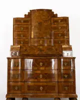 Barok secretaire-tabernakel à trois corps, Zuid-Duits, circa 1750/60, noten, notenwortel en andere fineer op zachthout