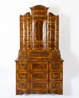 Secrétaire tabernacle baroque à trois corps, sud-allemand, vers 1750, noyer et loupe de noyer, placage sur bois tendre