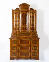 Secrétaire tabernacle baroque à trois corps, sud-allemand, vers 1750, noyer et loupe de noyer, placage sur bois tendre