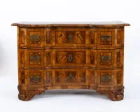Exceptional Baroque commode with bird marquetry, Brunswick, circa 1750, walnut, walnut root, plum, bog oak and others veneered on oak and softwood