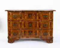 Commode baroque exceptionnelle à marqueterie d'oiseaux, Brunswick, vers 1750, noyer, racine de noyer, prunier, chêne noirci et autres placages sur chêne et bois tendre