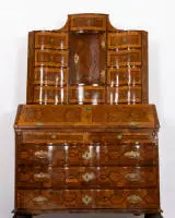 Secrétaire baroque à tabernacle, Allemagne du Sud ou Autriche, milieu du XVIIIe s., corps en bois résineux, placage de noyer, loupe de noyer et bois divers