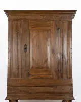 Armoire de mariage, Basse-Saxe, datée 1787, chêne, corps à une porte sous corniche profilée, fronton avec inscription sculptée en relief "ANNA CARINA MARIA STEINKAMPS * AN 1787", env. 172,5 x 140 x 62 cm