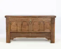 Coffre à panneaux, 18e s., chêne richement sculpté, couvercle plat, façade à portail, riche sculpture en relief avec aigles bicéphales couronnés sur les montants d'angle et sirènes dans les portails, intérieur avec compartiment secret, 80 x 149 x 58 cm
