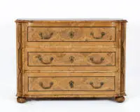 Commode baroque, 2e moitié 18e s., Allemagne du Nord, noyer sur bois tendre, corps à trois tiroirs avec angles rentrants sous plateau légèrement débordant à l'avant sur pieds boules comprimés, riche décor de rubans et intarsias de boucles en bois madré...