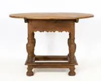 Table, 18e s., alpine, plateau ovale en érable sur piétement balustre entretoisé en chêne avec ceinture ondulée et tiroir, une clé, env. 73 x 108 x 83 cm, plateau avec ancienne infestation de vers