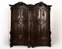 Armoire de sacristie en deux parties, Trèves/Moselle, rococo, milieu 18e s., chêne, corps en deux parties structuré comme un confessionnal divisé au centre, les façades des moitiés concaves avec chacune une porte et un tiroir de socle,...