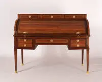 Grand bureau cylindre classique / secrétaire à rouleau, Louis XVI, France, vers 1770, estampillé N. PETIT, placage d'acajou et divers bois précieux, panneaux de placage avec encadrements et bandes partiellement en méandres, bronzes dorés...