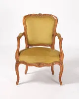Fauteuil, Louis XV, vers 1760, noyer sculpté, garniture de velours vert, H. 85 cm