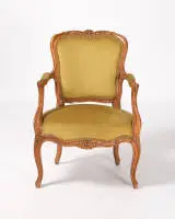 Fauteuil, Louis XV, vers 1760, noyer sculpté, garniture de velours vert, H. 85 cm