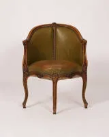 Schreibbergère / Fauteuil de bureau, Louis XV, Frankreich, um 1760, Buche geschnitzt, seltene Konstruktion mit mittig vorkragendem Sitz und hufeisenförmig geschwungener Lehne, allseitiger grüner Lederbezug, H. 82.5 cm