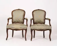 Paar fauteuils, Louis XV, Frankrijk, circa 1760, gestempeld J.DELAUNAY, gesneden notenhout, H. 88 cm, restauraties, bekleding versleten.