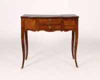 Poudreuse rococo / table de toilette, Louis XV, France, vers 1760, placage de bois de rose, corps avec trois tiroirs et plateau extractible sur hauts pieds galbés en sabots, le plateau s'ouvre en trois parties, l'élément central avec miroir intérieur...