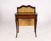Table de transformation, Louis XV, France, vers 1760, table légèrement galbée sur hauts pieds, avec écrans lumineux au dos, tiroirs de ceinture latéraux, l'élément central du plateau peut être relevé en pupitre, un tiroir avec compartiment pour...