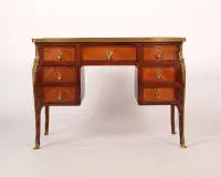 Bureau de style rococo, France, probablement 19e s., dans le style de Josef Schmitz, meuble plaqué sur toutes faces et galbé avec sept tiroirs et plateau garni de cuir avec bordure en laiton, 77,5 x 107,5 x 60 cm, traces d'âge