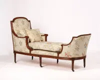 Duchesse / chaise longue, Francja około 1780, klasycyzm / Louis XVI, stemplowane I.B. LELARGE, sześć zwężanych i kanelowanych nóg na kółkach, tapicerka w tkaninie ecru ze świeżo barwionymi motywami kwiatowymi, z pasującymi poduszkami, 102 x 187 x 67 cm.
