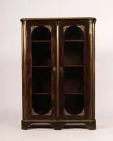 Vitrine, Régence, France, vers 1720, corps plaqué à deux portes aux angles arrondis, portes vitrées, pilastres avec cannelures incrustées de laiton, une clé, 129,5 x 90 x 46 cm, anciennement électrifiée