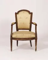 Fauteuil, Louis XVI, vers 1780, bois sculpté, H. 91 cm, traces d'âge et manques, à restaurer