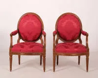 Paar fauteuils, Lodewijk XVI, Frankrijk, circa 1785, gestempeld P.F.JEAN, gesneden beuken, vernieuwde rode bekleding, H. 96 cm.