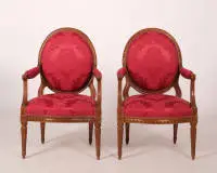 Paire de fauteuils, Louis XVI, France, vers 1785, estampillés P.F.JEAN, hêtre sculpté, garnitures rouges renouvelées, H. 96 cm.