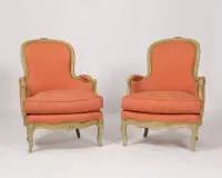 Paire de bergères, Louis XV, France, vers 1760, estampillées P.REMY, hêtre sculpté et peint vert clair, garnitures à motifs rouge clair sur toutes les faces, H. 92 cm.