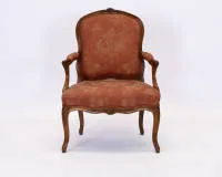 Barokke fauteuil, Lodewijk XV, Frankrijk, circa 1760, gesneden notenhout, rode bekleding chinoiserie scène, h. 94 cm, gerestaureerde staat.