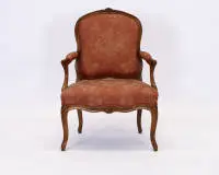 Fauteuil baroque, Louis XV, France, vers 1760, noyer sculpté, tissu rouge scène chinoise, H. 94 cm, état restauré.