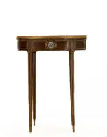 Petite table style Louis XVI, probablement France, 18e ou 19e s., acajou, corps ovale avec plateau marbre et galerie ajourée, ceinture médaillons porcelaine peints, 57 x 44 x 33,5 cm.