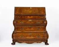 Uitzonderlijke Hollandse staande schrijfsecretaires (staand schrijfbureau), barok, Nederland, circa 1745-1760, eiken en diverse edelhouten, rijk geïntarsieerd op alle zichtzijden met florale ornamentiek, bovendien binnen met schrijfmblemen en wachters op de schuine klep, deze boven een sterk bombé onderbouw met drie grote en twee smalle laden op gesneden poten, origineel interieur met zuilenarchitectuur en volledig bewaard schrijfvak, geheime vakken, oorspronkelijk ontworpen voor staand schrijve