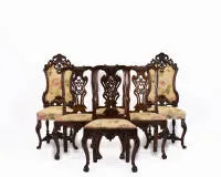 Satz von 4 Barockstühlen, England, George II, um 1750, Nussbaum massiv, durchbrochen gearbeitetes Lehndekor, geschweifte Zarge über geschweiften Beinen auf Klauenkugelfüßen, H. ca. 90 cm;