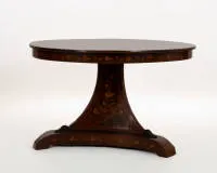 Runder Salontisch mit feiner Marketerie, Niederlande oder Norddeutschland, Empire / frühes Biedermeier, um 1805 - 1820, Mahagoni, Ahorn, Buchsbaum, Obstholz, runde Platte auf Mittelsäule und dreipassigem Fuß mit S-förmigen Standkufen, sämtliche...