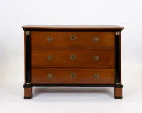 Commode, Biedermeier, 1er tiers du 19e s., placage de merisier sur bois tendre, corps à trois tiroirs avec colonnes ébonisées flanquantes, chapiteaux en laiton, 85 x 119 x 61,5 cm, traces d'usure