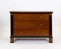 Commode, Biedermeier, 1er tiers du 19e s., placage de merisier sur bois tendre, corps à trois tiroirs avec colonnes ébonisées flanquantes, chapiteaux en laiton, 85 x 119 x 61,5 cm, traces d'usure