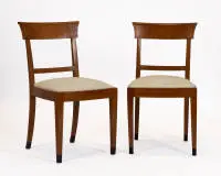 Paire de chaises, Biedermeier, 1er tiers du 19e s., merisier, pieds ébonisés, housses claires avec salissures, H. 88 cm, traces d'âge et d'usure