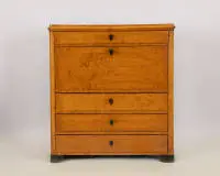 Secrétaire Biedermeier, Suède, 1re moitié du 19e s., placage de bouleau, corps rectangulaire avec abattant et quatre tiroirs, intérieur avec 14 tiroirs autour d'un compartiment central, celui-ci peint de deux dames élégantes, entrées de serrure ébénisées, 119 x...