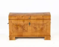 Biedermeier ronde dekselkist, Duits, ca. 1820, kers en iep op zachthout, gladde vorm, licht taps toelopend corpus op schuingeplaatste poten, voorzijde en deksel met twee met draad omkaderde fineerpanelen in iepenhout, zijdelingse handgrepen...