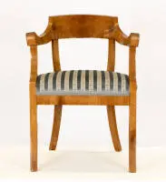 Fauteuil élégant, Biedermeier, Allemagne du Sud, vers 1820/1830, placage de merisier sur bois tendre, dossier en fer à cheval surélevé au centre, pieds sabre évasés sous haute ceinture plaquée, coussin fixe avec tissu à rayures renouvelé, H. cm