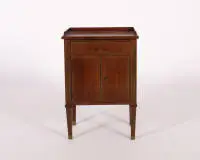 Gueridon / bijzetkastje, Lodewijk XVI-stijl, Frankrijk, waarschijnlijk 19e eeuw, mahonie, recht corpus met gecanneleerde pilasters en bijpassende poten, lade boven tweedeurig vak, één sleutel, 70 x 48,5 x 33 cm