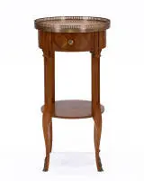 Bijzettafel in Lodewijk XVI-stijl, Frankrijk, circa 1900, fineer van rozenhout, rond blad met rondom messing galerij boven lade in lijst, vier gebogen poten met verbindend tussenstuk in onderste derde