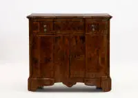 Halfkast in rococostijl, historisme, Zuid-Duits, circa 1870, fineer van wortelnotenhout, halfhoog meubel met twee deuren en één lade onder het blad, front geprofileerd en in het midden ingetrokken, 81 x 88 x 60 cm, oud gerestaureerd
