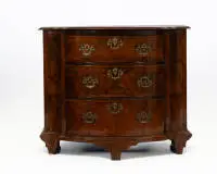 Barokke commode, waarschijnlijk 2e helft 18e eeuw of later, fineer van noten en wortelnoten, corpus met drie laden, front in de hoeken ingetrokken en in het midden halfrond gebogen, aan de voorzijde drie poten uit de lijst gesneden, beslag blijkbaar aangevuld, 77 x 93 x 47 cm