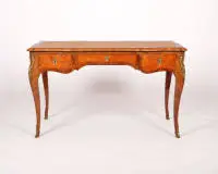 Bureau plat in Lodewijk XV-stijl, Frankrijk, begin 20e eeuw, gestempeld "ROESSLE" onder rechterregel, fineer van palissander en notenhout, rondom gewelfd, sierlijk gebogen poten, drie laden, schijnladen achterzijde, blad met goudgestempeld leer, bronsbeslag, slot gesigneerd "Stremler AV Paris", 76 x 131.5 x 71.5 cm