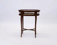 Vitrinetafel / gueridon in Lodewijk XVI-stijl, waarschijnlijk Frankrijk, 2e helft 19e eeuw, ovale vitrinekast rondom beglaasd, gebogen en geschoorde poten, deksel opklapbaar en afsluitbaar, ornamentale marqueterie, 75.5 x 60.5 x 42 cm