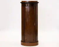 Hoekkast in Biedermeierstijl, Duits of Oostenrijks, rond 1900, notenhout en notenhoutfineer, ornamentale schildering, hoog halfrond corpus met één deur en gebogen front, geprofileerde kroonlijst en sokkel, deur en bovenfries met gestileerde...