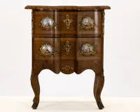 Kleine commode in Dresdner barokstijl, 19e eeuw, notenhout op zachthout, front dubbel gebogen en sterk ingetrokken in het midden, aangepaste lijst, vier hoge poten, overkragend blad met gebogen vorm. Gegoten handgrepen met resten van verguldsel,...