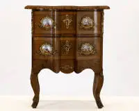 Kleine commode in Dresdner barokstijl, 19e eeuw, notenhout op zachthout, front dubbel gebogen en sterk ingetrokken in het midden, aangepaste lijst, vier hoge poten, overkragend blad met gebogen vorm. Gegoten handgrepen met resten van verguldsel,...